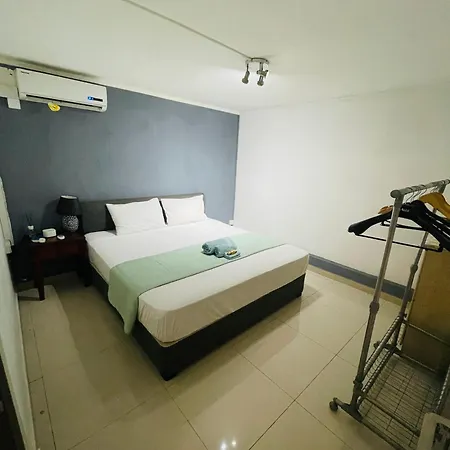 Modern 3-Bedroom Apt, 7Mins Walk To Beach - Src1A